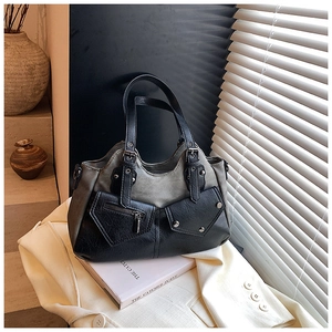 Detail der Tasche mit Farblock-Design, Reißverschlusstaschen und Nieten auf weißem Sakko