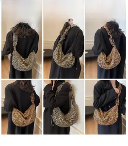Détail du grand sac bandoulière à motif léopard avec bandoulière à design plissé