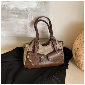 Detailansicht der Vintage-Patchwork-Tasche mit braunen Lederfächern und Canvas-Struktur