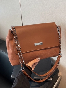Retro Schultertasche in Karamellbraun mit Kettenträger und silbernem Logo-Plakette