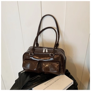 Détail du sac à main marron café en cuir huilé brillant avec double poches et fermetures argent