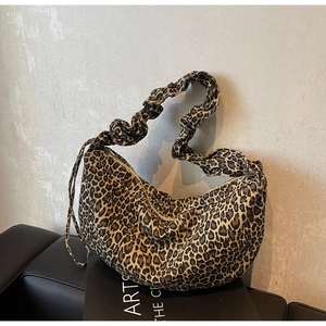 Gros plan du sac croissant à imprimé léopard avec une bandoulière froncée ultra tendance
