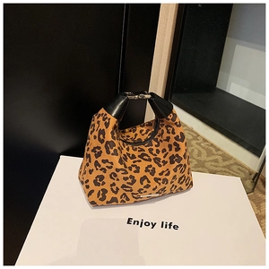 Nahaufnahme der Leoparden-Handtasche mit Ledergriffen und hochwertigen Metall-Elementen
