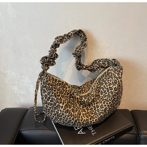 Gros plan du sac demi-lune en toile léopard avec bandoulière à volants design chic