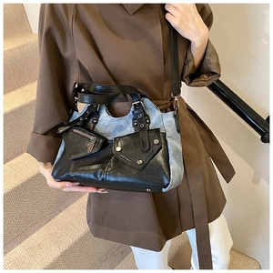 Details der Tragetasche aus blauem Denim und schwarzem Leder mit Taschen und Schultergurt