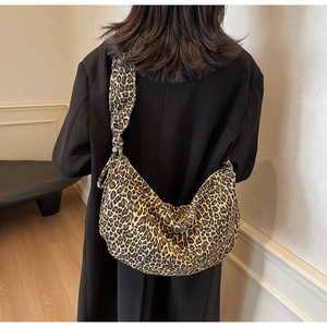 Vue arrière d'un sac hobo à imprimé léopard porté en bandoulière au style tendance