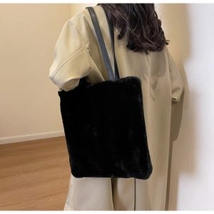 Détail du grand sac cabas noir en peluche douce avec fines anses en simili cuir