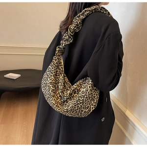 Détail du sac hobo léopard avec bandoulière plissée unique et grande capacité de rangement