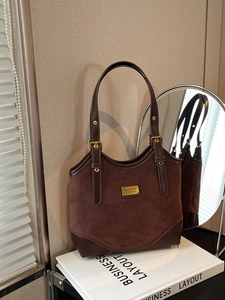 Braune Vintage Schultertasche mit Wildleder-Einsätzen und goldenen Beschlägen im Set