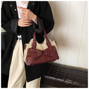 Retro-Handtasche im Patchwork-Design in Beige und Burgunderrot mit verstellbaren Griffen