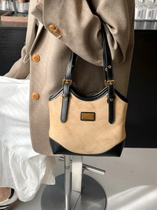 Retro zweifarbige Wildleder-Einkaufstasche mit schwarzen Lederriemen und Goldplakette