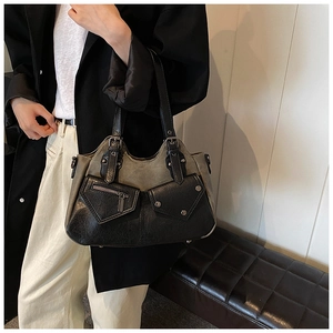 Detail der zweifarbigen Nähte an einem großen Shopper mit Metallreißverschlüssen