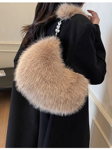 Sac hobo en fausse fourrure beige avec chaîne en métal en cœur et bandoulière à pompon
