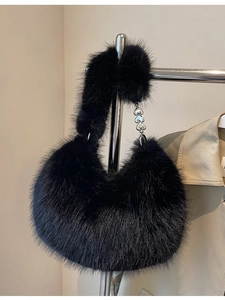 Sac hobo en fausse fourrure noire avec breloques cœur argentées et peluche douce