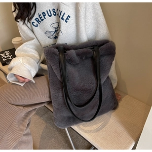 Détail du cabas en peluche gris foncé avec fourrure synthétique et anses en similicuir noir