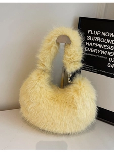 Sac hobo chic en fausse fourrure jaune pâle avec texture moelleuse et chaîne à billes
