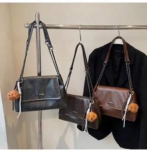 Trois sacs à bandoulière rétro en noir, marron et café avec des pendentifs ours mignons