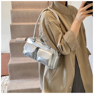 Sac bandoulière argenté avec double poche frontale et finition en PU texturé