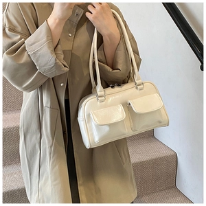 Sac à épaule chic en simili cuir crème avec deux poches et des finitions argentées