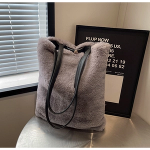 Détail du sac cabas en fausse fourrure grise avec texture douce et fermoir magnétique