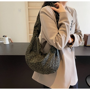 Détail du sac hobo léopard montrant sa forme en demi-lune et sa large bandoulière