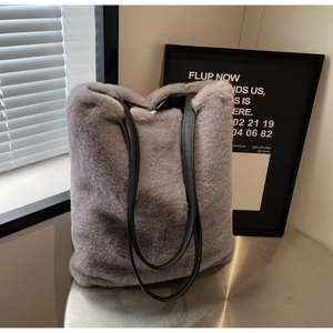 Détail du sac cabas en fausse fourrure gris-violet avec fines bandoulières en cuir