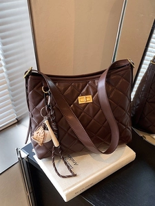 Sac à Épaule Femme Mode en Cuir PU Losange Matelassé Sac Seau Vintage Avec Fermoir Tournant Doré Pendentif Sportif Fourre-tout