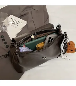 Intérieur spacieux d'un sac porté épaule en cuir PU marron avec tablette et parapluie
