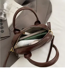 Dettagli dell'interno di una borsa vintage marrone con spazio per oggetti comuni
