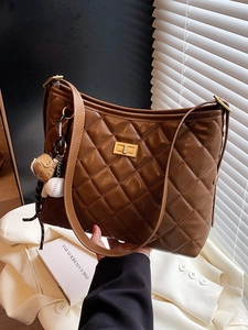 Sac seau matelassé marron foncé avec fermoir doré et accessoire de charme baseball