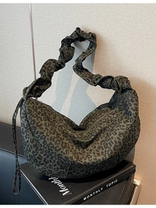 Sac croissant à imprimé léopard vert avec bandoulière plissée en toile