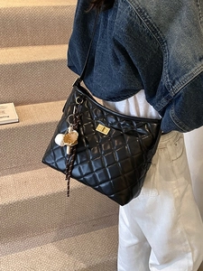 Sac seau matelassé noir classique avec fermoir doré et décoration de baseball