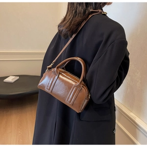Detailansicht einer Vintage-Boston-Tasche in Karamell mit poliertem Leder und zwei Griffen