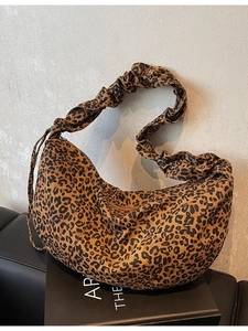 Sac croissant à imprimé léopard tendance avec bandoulière plissée élégante et moderne