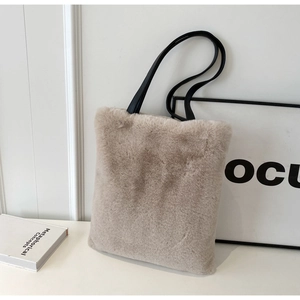 Gros plan du sac fourre-tout en fausse fourrure beige avec des anses noires fines