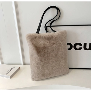 Gros plan détaillé du sac cabas en peluche kaki avec bandoulières en cuir noir