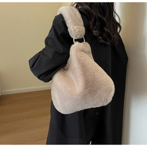 Détail du sac bandoulière en fausse fourrure pelucheuse avec anneaux dorés et large sangle