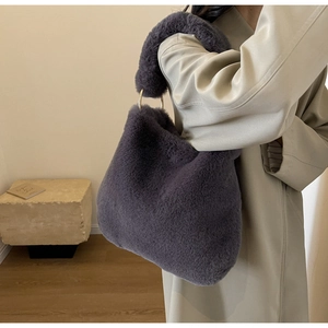 Détail de la texture du sac cabas en peluche avec poignée anneau en métal doré chic