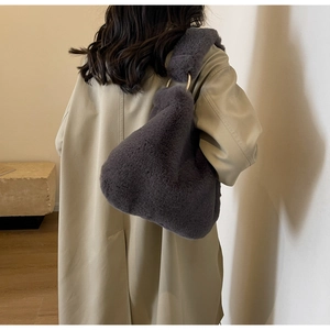 Détail du sac à bandoulière en fausse fourrure grise avec texture peluche et anneau doré