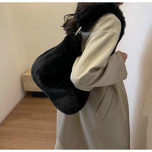 Détail du sac cabas en peluche noire avec texture en fausse fourrure et boucles en métal