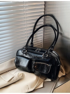 Sac Boston noir brillant à la mode avec poches avant symétriques et fermetures éclair argentées
