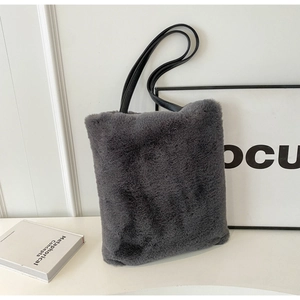 Détail du cabas en fausse fourrure gris foncé avec de fines bandoulières noires et texture douce