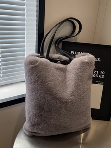 Sac Fourre-tout en Fausse Fourrure pour Femmes Grande Capacité Sac à Épaule Décontracté Mode Sac à Main Fluffy Automne Hiver