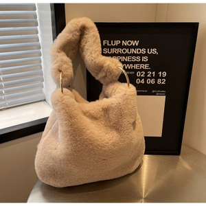 Détail du sac à main en fausse fourrure abricot avec anneau métallique doré élégant