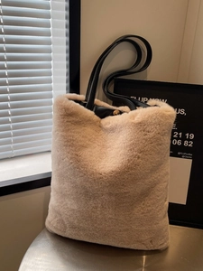 Sac fourre-tout chic en fausse fourrure beige avec bandoulières en PU noir