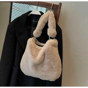 Détail d'un sac à bandoulière en fausse fourrure crème avec anneau en métal doré