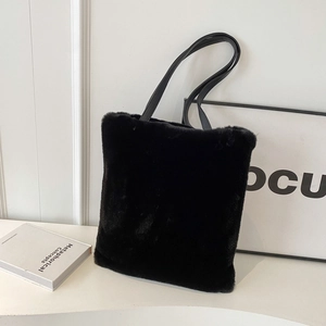 Sac cabas élégant en fausse fourrure noire avec de longues anses pour l'automne