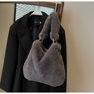 Détail du sac à bandoulière en fausse fourrure grise avec anneau en métal doré chic