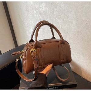 Detailansicht der braunen Boston Bag mit Lederstruktur und goldfarbenen Beschlägen