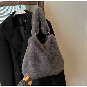 Détail du sac à main en peluche grise avec connecteurs de poignée en anneau doré chic